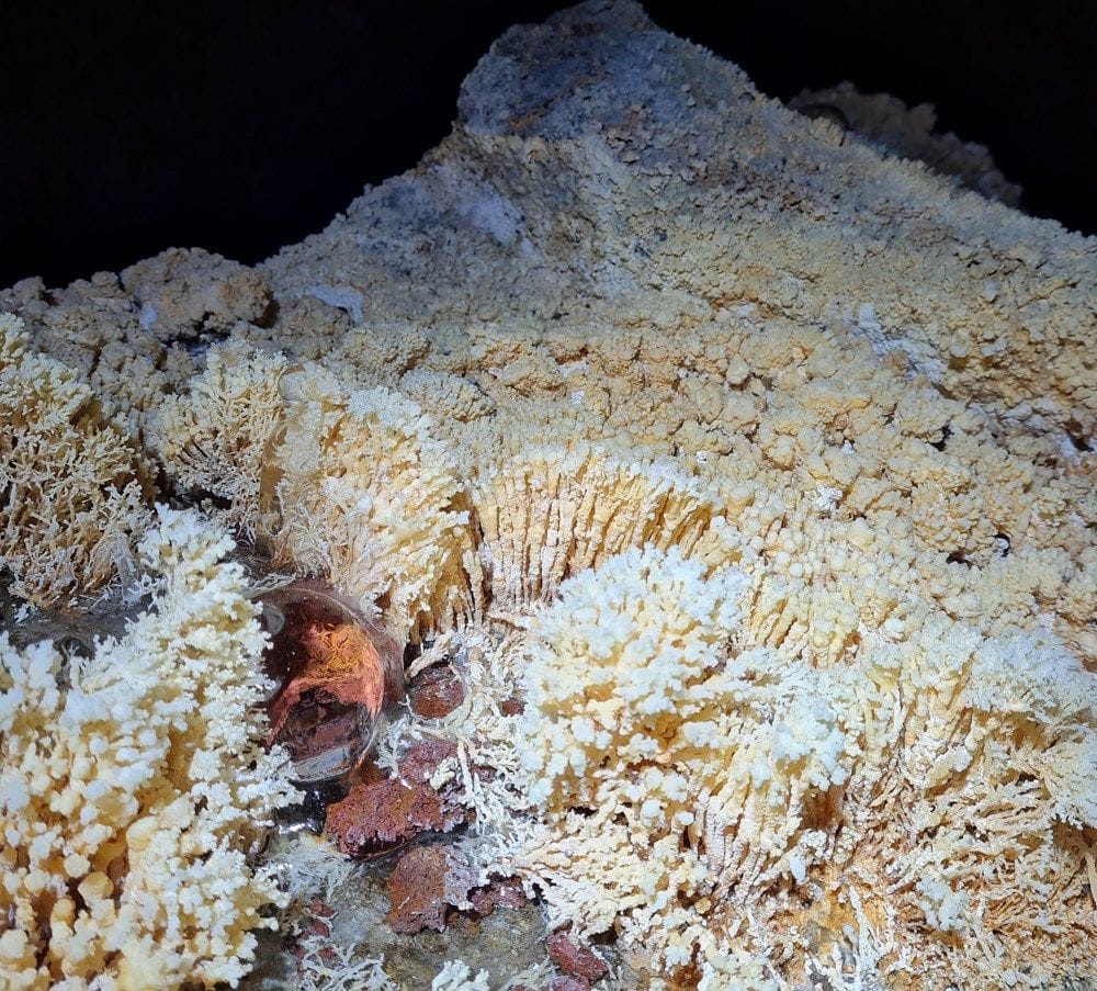 Hellir við Jarðböðin í Mývatnssveit