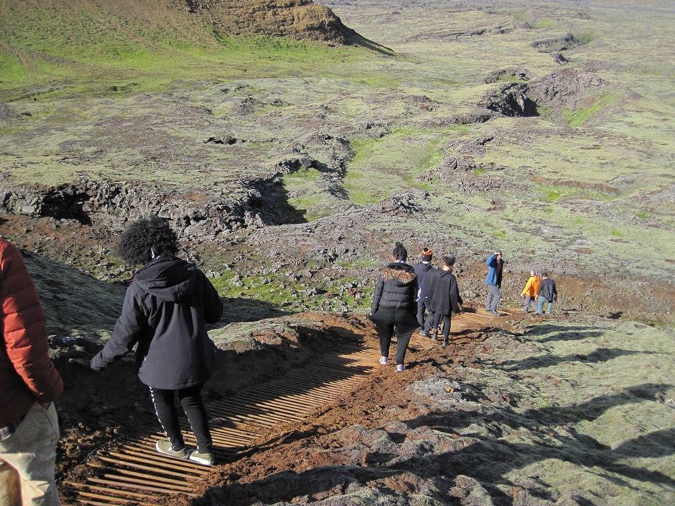 Ferðafólk í náttúru Íslands