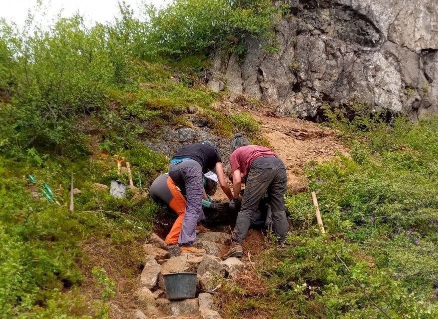 Sjálfboðaliðar lagfæra göngustíg