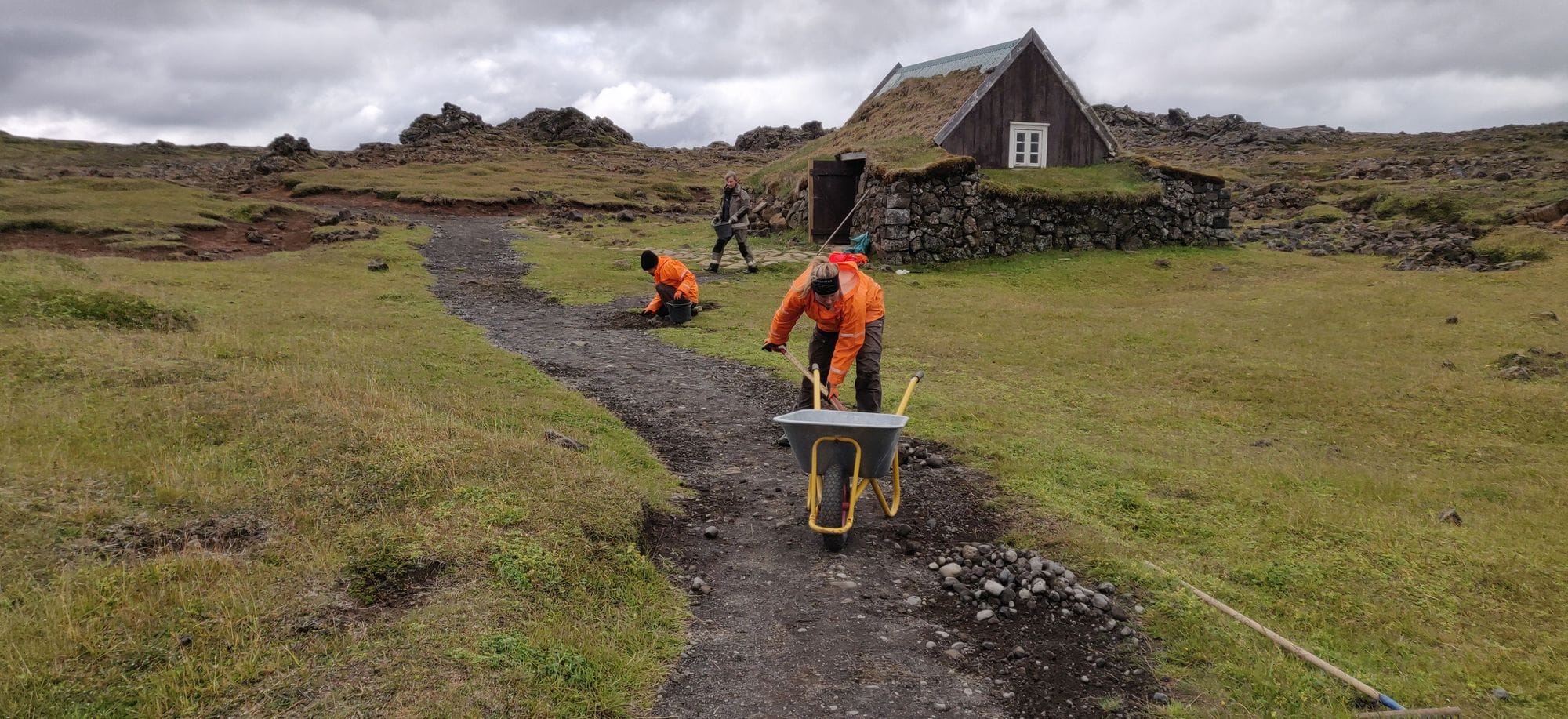 Volunteers doing trailwork